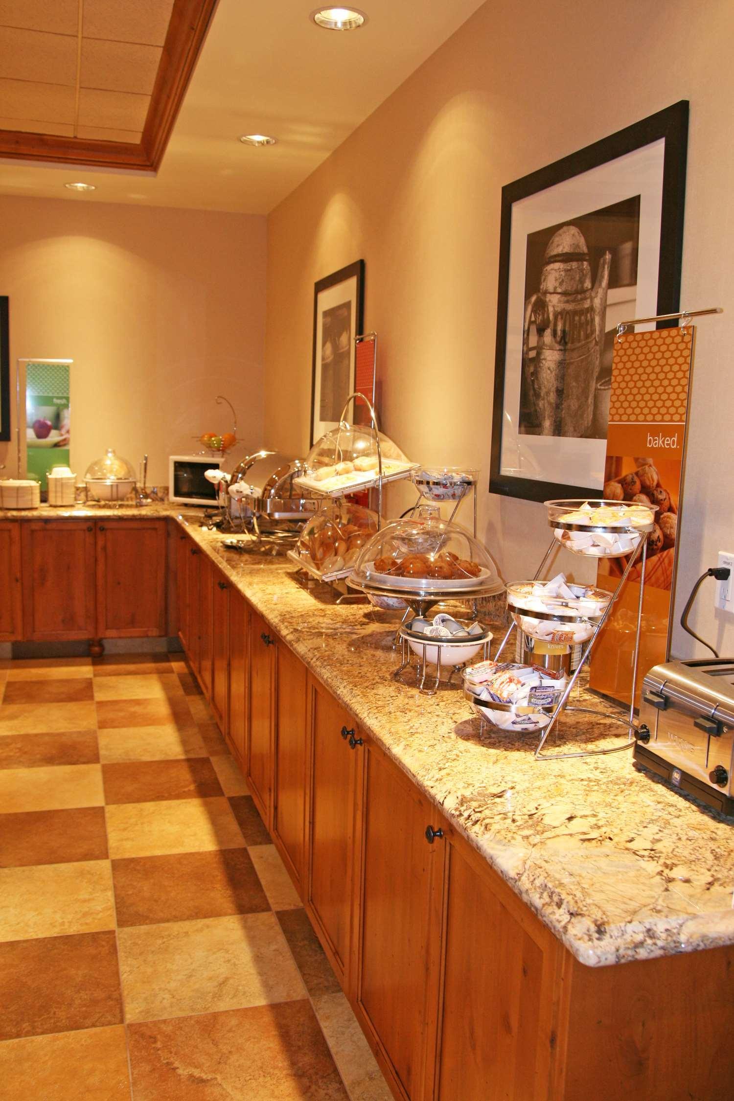 Hampton Inn & Suites Buffalo Restaurant photo